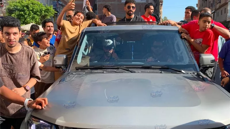 الآلاف يحتشدون للاحتفاء بنجم المنتخب مروان عطية بكفر الدوار بعد إنجاز المونديل