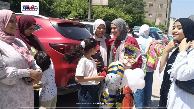 بوكيهات ورد وشيكولاتة.. أمها وأصحابها أنتظروها أمام اللجنة فى الشمس