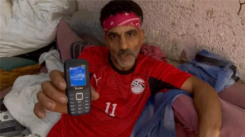 موبايل بـ زراير وتيشرت.. هدية زيكو نجم منتخب مصر لبائع البطيخ بالمنوفية