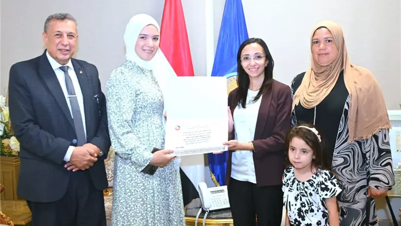 تقديراً لتفوقهم.. محافظ البحيرة تكرّم أوائل الإعدادية من ذوي الهمم