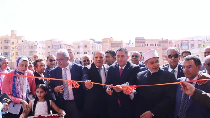 محافظ دمياط ورئيس جامعة الأزهر يفتتحان كلية طب الأزهر بنين 