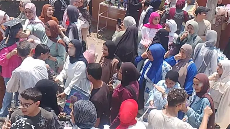 طالبات دمياط يودعن الثانوية العامة بالورود والابتسامات في آخر أيام الامتحانات