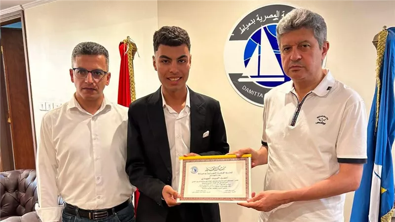 عقب انتهاء البرنامج التدريبي.. الغرفه التجارية بدمياط تكرم خريجى جامعه حورس