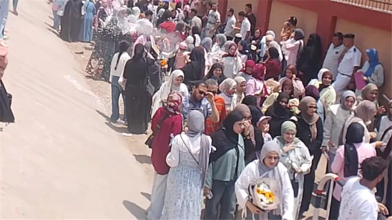 دمياط تودع الثانوية العامة بالورود وفرحة الطلاب في آخر أيام الامتحانات