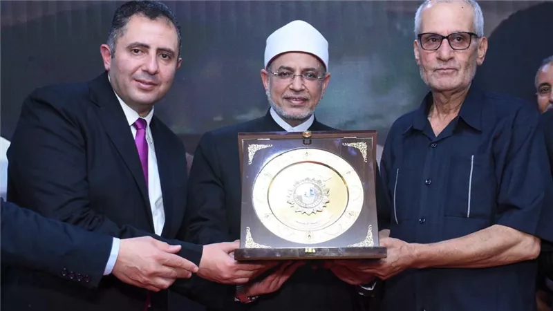 يحمل أثاث كليته إلى مقرها الجديد.. جامعة الأزهر تكرم الدكتور حبيب أبوجمعة