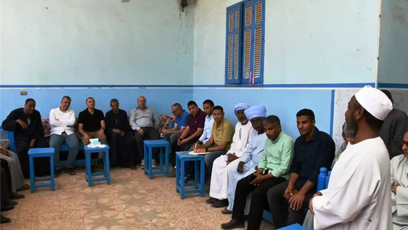 محافظ أسوان يعقد لقاء جماهيرى مع أهالى السلسلة بكوم أمبو ويوجه بحلول عاجلة 
