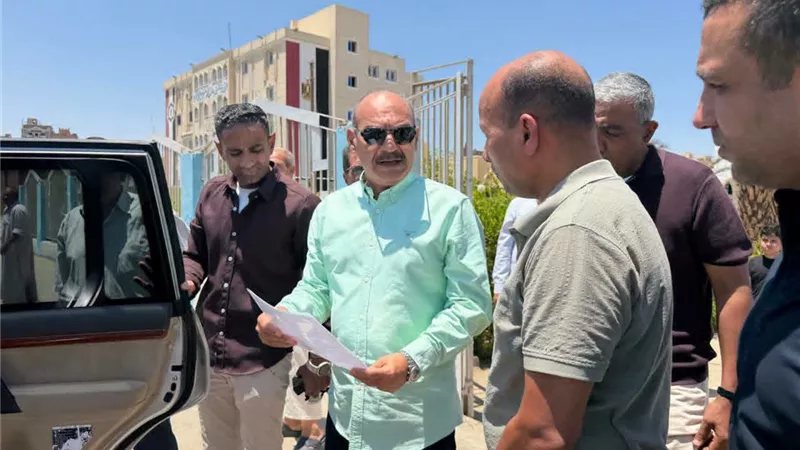 المواطن على رأس الأولويات.. محافظ السويس يلتقي المواطنين بمنطقة الملاحة
