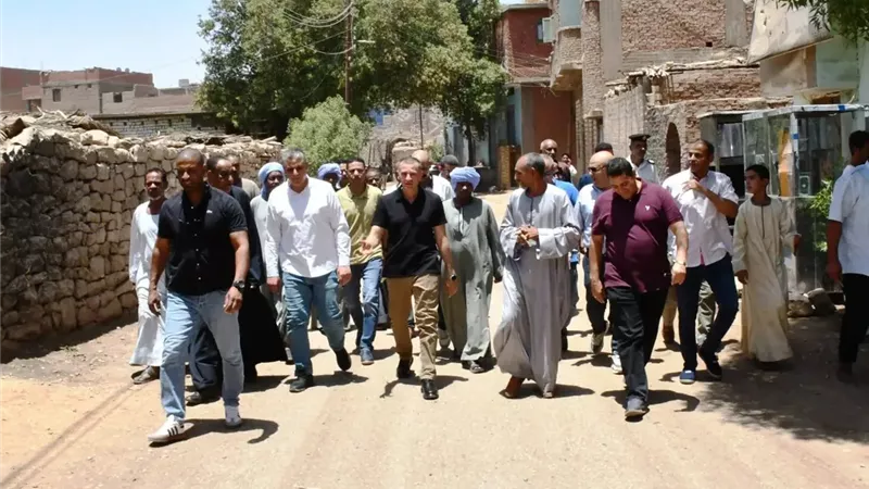 محافظ أسوان يلتقي المواطنين بكوم أمبو ويوجه بحل مطالبهم وشكاواهم