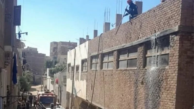 السيطرة على حريق أعلى سطح مصنع ملابس بمنطقة الحسنى بحي الجناين في السويس