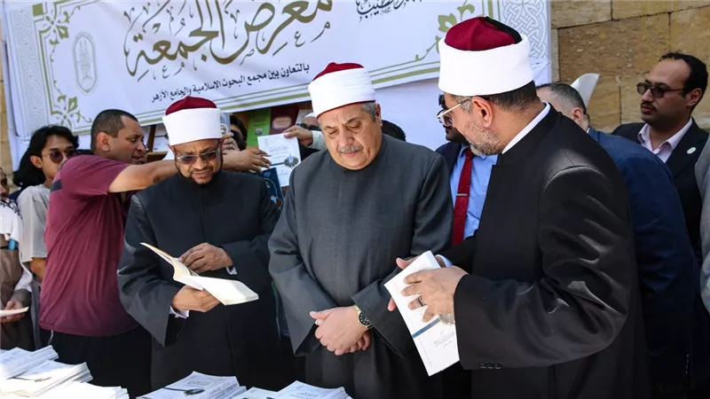 أيمن عبد الغني: الأزهر يحرص على لنشر إصداراته بين طلاب العلم