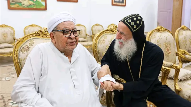شيخ الأزهر يطمئن هاتفيًا على الأنبا بيمن .. وشقيقه الشيخ محمد الطيب يزوره 