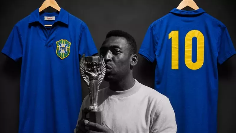 قميص بيليه في نهائي مونديال 1958 يُباع بـ4.9 مليون دولار ويحقق رقمًا تاريخيًا
