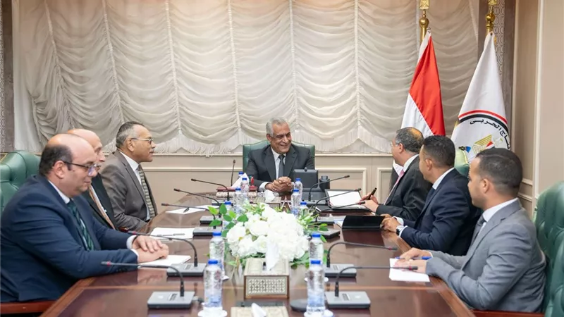 جمبلاط يبحث مع 