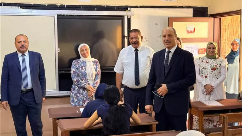 مدير تعليم الإسكندرية يتابع امتحانات الدور الثاني لصفوف النقل 