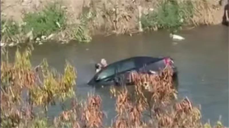 قفز خلف السيارة الغارقة..شاب ينقذ أسرة من الموت بعد سقوطها في ترعة بالغربية