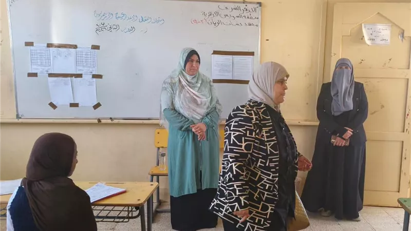 مدير المواد الثقافية بأزهرية  السويس  تتابع امتحانات الدور الثاني