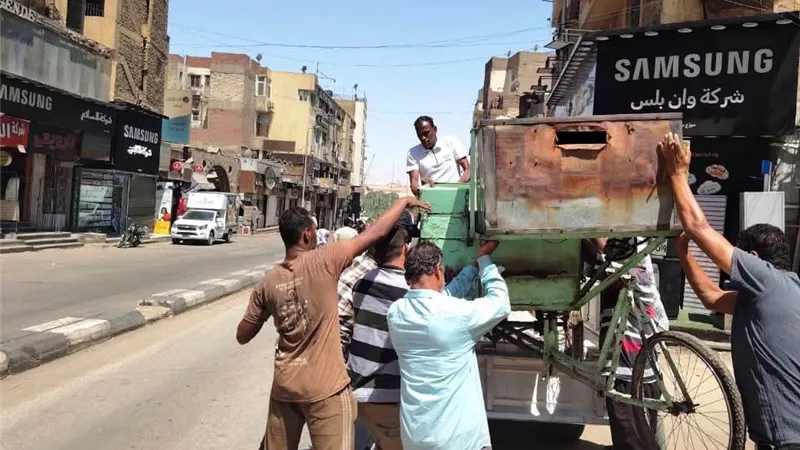 حملة مكبرة لرفع الإشغالات بالشارع الجديد  بأسوان للحفاظ علي المظهر الحضارى 