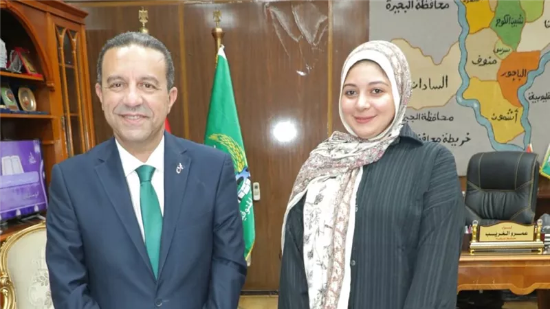 محافظ المنوفية يلتقي الطالبة 