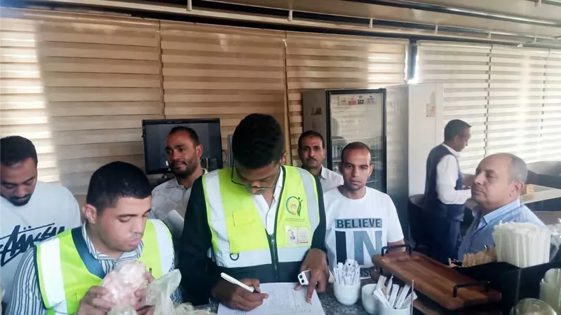 محافظ أسوان: عدم التهاون مع أى مخالفات تمس صحة المواطنين 