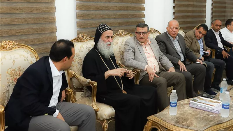 الأنبا بيمن: محافظ قنا بابه مفتوح لنا وتعامله يجسد رؤية السيسي للمواطنة