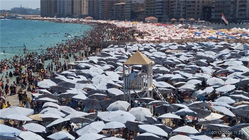 بعد انتهاء امتحانات الثانوية العامة.. شواطئ الإسكندرية تشهد إقبالًا كثيفًا