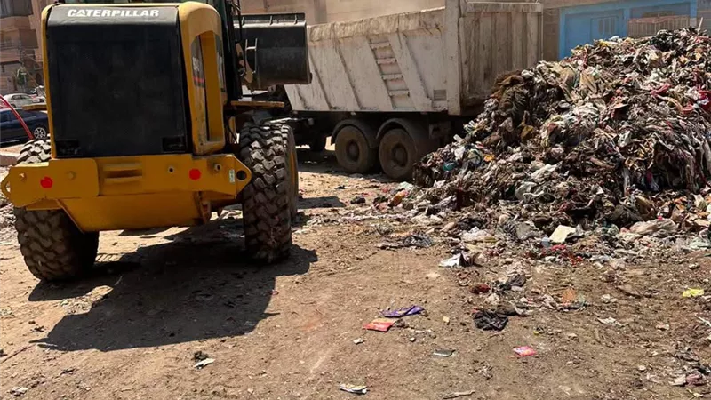 رفع 330 طنًا من التراكمات التاريخية في يوم واحد بالغربية