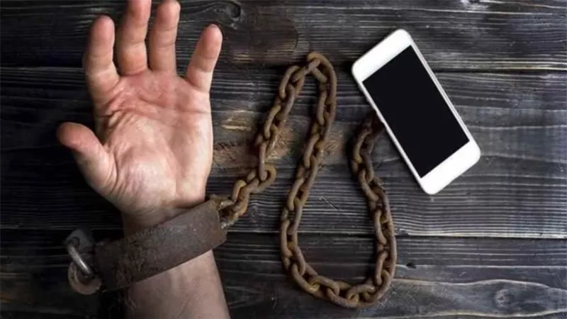 هل يشبه الإدمان.. ماذا يحدث في حالة تركك الهاتف لمدة ثلاث أيام