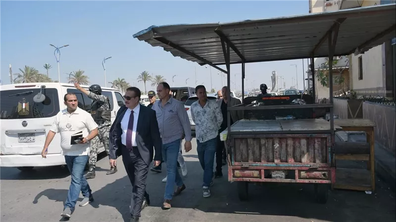 محافظ بورسعيد يرصد تراكمات للمخلفات بالشوارع ويحذر شركة النظافة بغرامة مالية