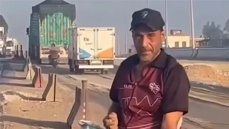 يجمع الخردة لتوفير مصاريف ابنته.. فتعرض للاعتداء بأحد الطرق العامة