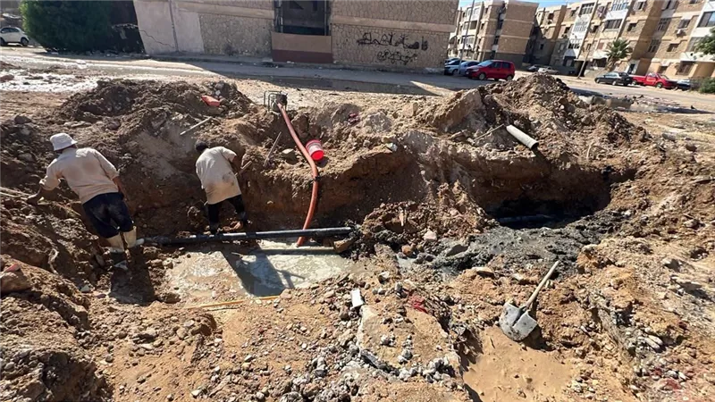 استجابة سريعة لإصلاح كسر ماسورة مياه بحي فيصل بالسويس وإعادة الخدمة لطبيعتها 