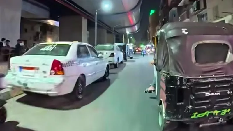 تصرف متهور من سائق توك توك بالشارع يعرضة للخطر ويثير الجدل 