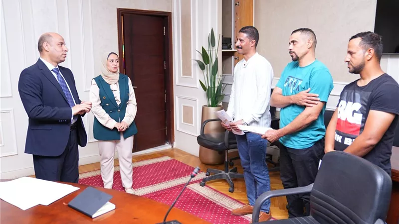 وزير العمل يسلم عقود تشغيل جديدة لشباب مصريين في لبنان  