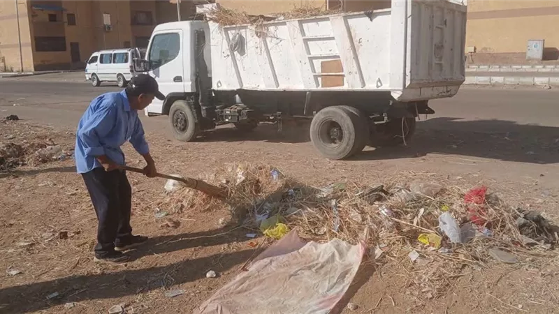 حي عتاقة بالسويس يواصل أعمال النظافة بالوردية الصباحية في مدينة التوفيقية 
