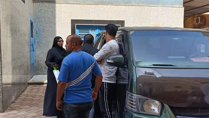 انهيار أسر ضحايا حادث بيارة صرف صحي أمام مشرحة مستشفي المنوفية