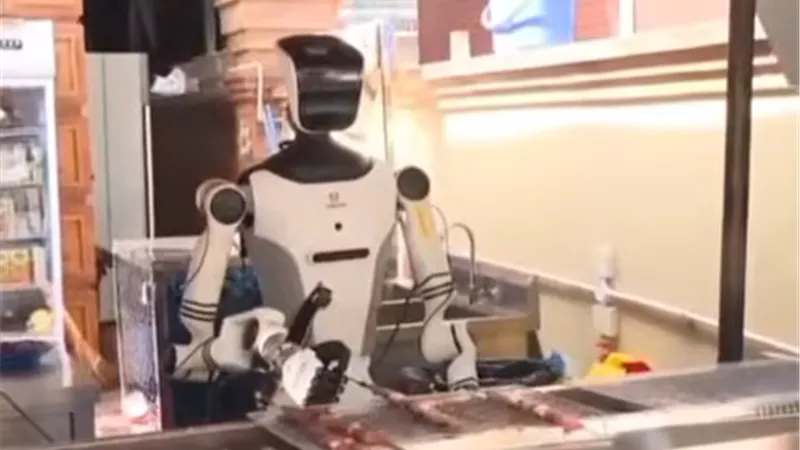 روبوت يحترف الطهي.. مشهد طريف يلفت الأنظار في شينجيانج بالصين