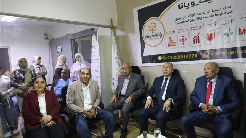محافظ القاهرة يوزع 12 كرسيًا كهربائيًا متحركًا لذوي الهمم