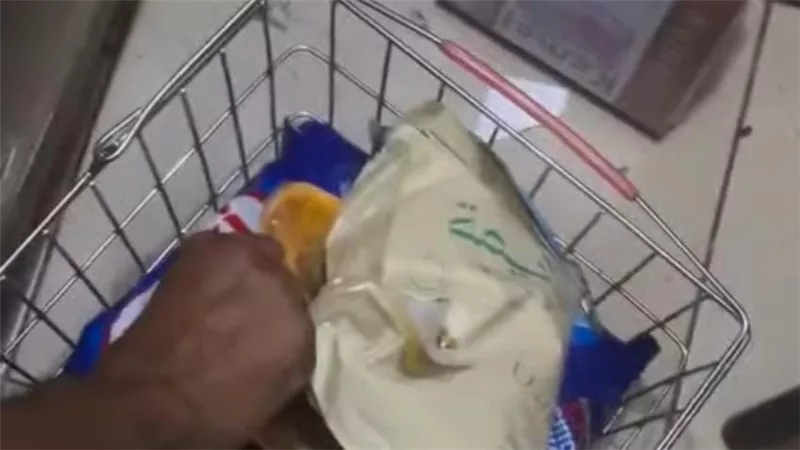 ضبط سيدة خلال محاولة سرقة بضائع من محل تجاري بالأقصر
