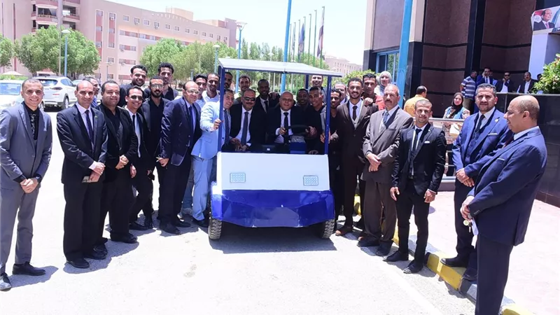 طلاب كلية التكنولوجيا بسوهاج يبتكرون سيارة كهربائية تعمل بالطاقة الشمسية