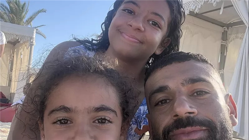 محمد صلاح يخطف الأنظار بصور عائلية مع ابنتيه في الساحل الشمالي