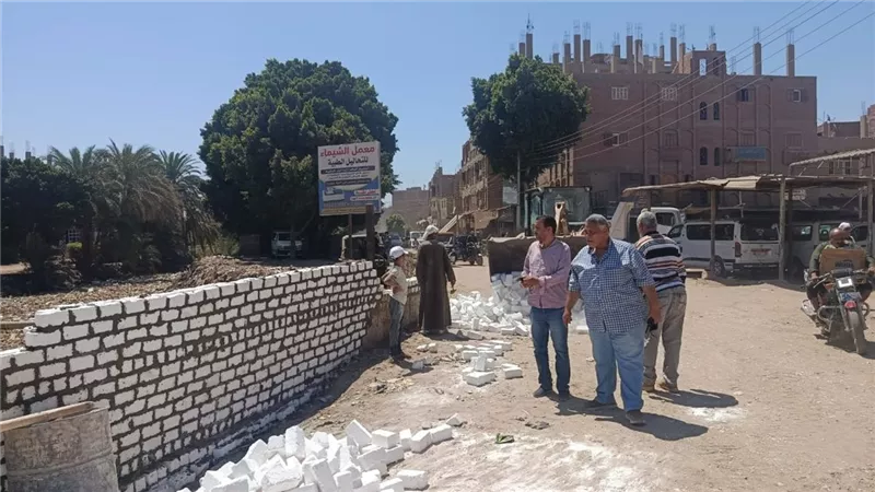 محافظ أسيوط: استمرار رفع مخلفات تطهير الترع وإنشاء أسوار لتعزيز وسائل الحماية 