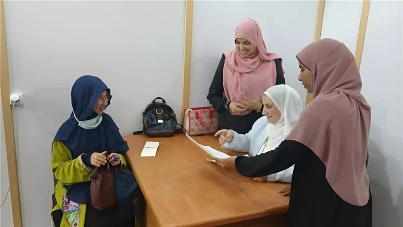الأمين العام المساعد لشئون الواعظات تتفقد ركن الفتوى بجناح الأزهر