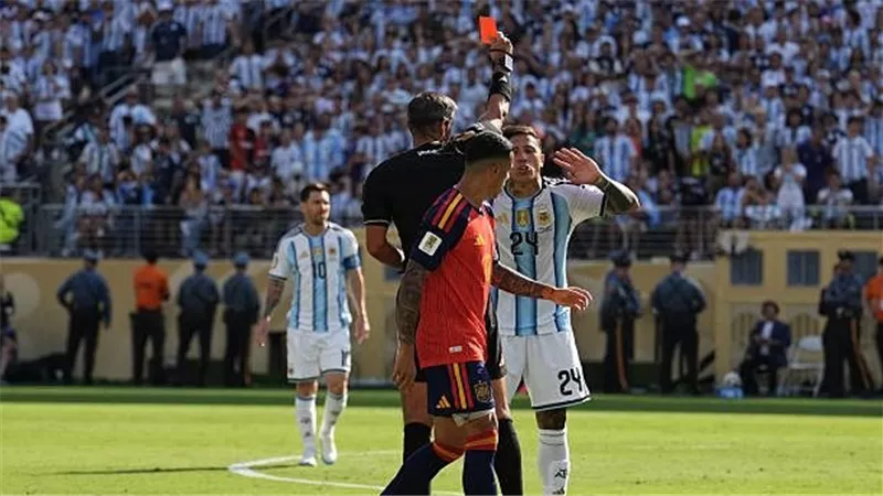 الأرجنتين تنفرد برقم قياسي في البطاقات الحمراء بنهائيات كأس العالم