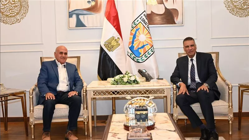 محافظ جنوب سيناء يناقش تنفيذ مشروعات الطرق والإسكان بالمحافظة