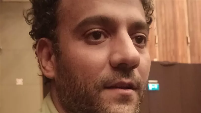 كريم أدريانو لـنيوزروم: المسرح يصنع الفنان والإنسان.. والانضباط أساس أي نجاح 