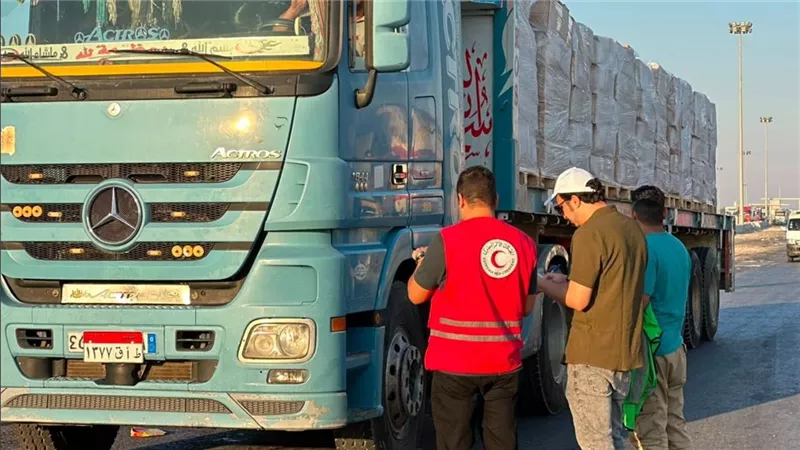 الهلال الأحمر المصري يدعم الفلطسينين عبر قافلة زاد العزة 238