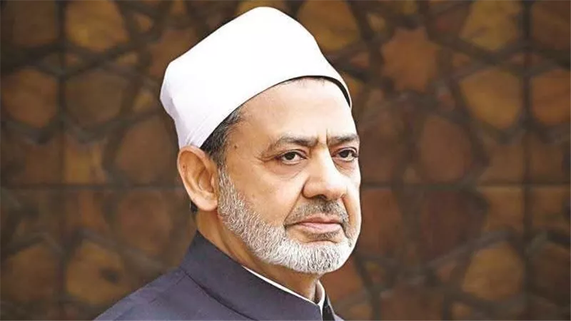 شيخ الأزهر يطمئن على صحة مفتي الجمهورية هاتفيًا ويدعو له بتمام الصحة والعافية