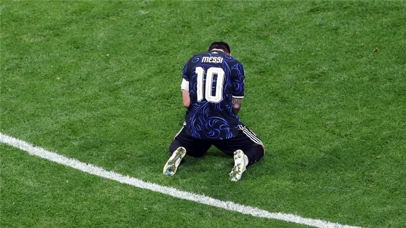 أبو تريكة يطالب فرانس فوتبول بإهداء الكرة الذهبية لميسي