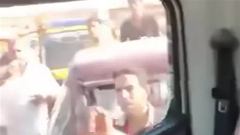 فحص استغاثة موظف بمياه البحيرة بعد الاعتداء عليه وتحطيم سيارته بالكامل