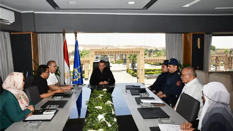 محافظ أسوان يترأس إجتماعاً تنسيقياً لتطوير موقف دراو الحالى