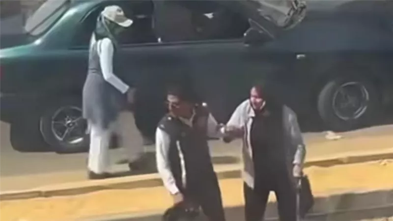 بيعدي الناس والضحكة لا تفارق وجهه.. ضابط مرور يخطف قلوب المصريين  